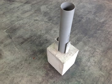 Betonfundament mit Wasserablauf