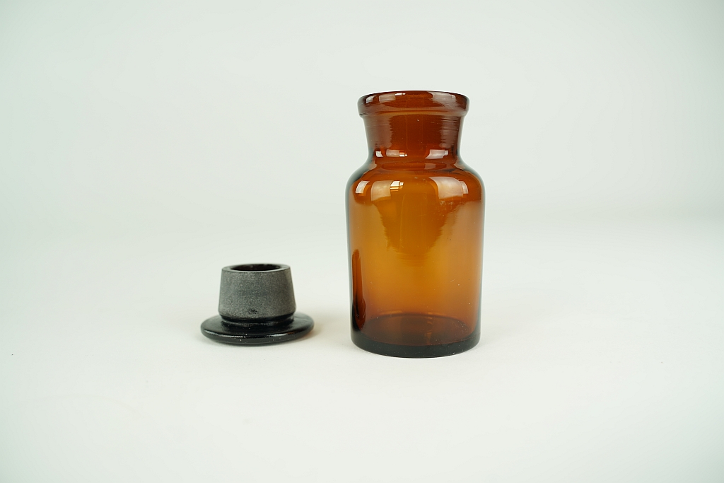 Steilbrustflasche, Weithals, braun, 500 ml mit Stopfen