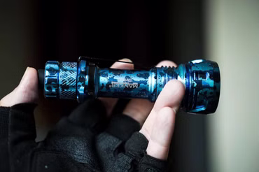 Manker Striker Titanium Anodisiert LED 2300 taktische Taschenlampe Limited Edition 100 Stk., Farbe: blau
