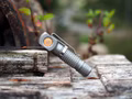 Manker-E02-III-CW-TI-10440---AA-Stirnlampe-560-Lumen-Winkellampe-E03H-II-Ti-4850_2.jpg