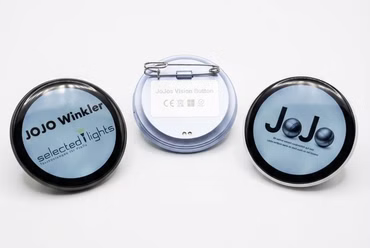 JoJos Vision Button – Der digitale Mini-Bildschirm zum Anstecken, Farbe: blau