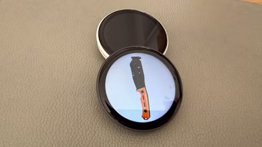 JoJos Vision Button – Der digitale Mini-Bildschirm zum Anstecken, Farbe: grau
