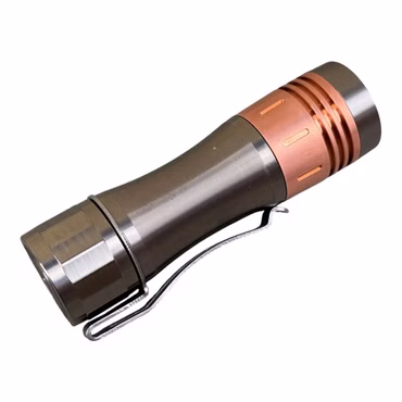 selected-lights Noctigon KR4 TI-Copper Quinta Nichia 519A LED 5700K TAIL E-SWITCH 18650 EDC Taschenlampe