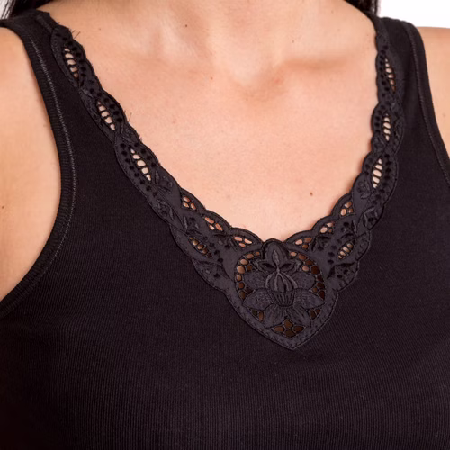 geripptes Damen Unterhemd mit Spitzendetail Muster am Dekolleté schwarz Detailaufnahme geripptes Damen Unterhemd mit Spitzendetail Muster am Dekolleté schwarz Detailaufnahme