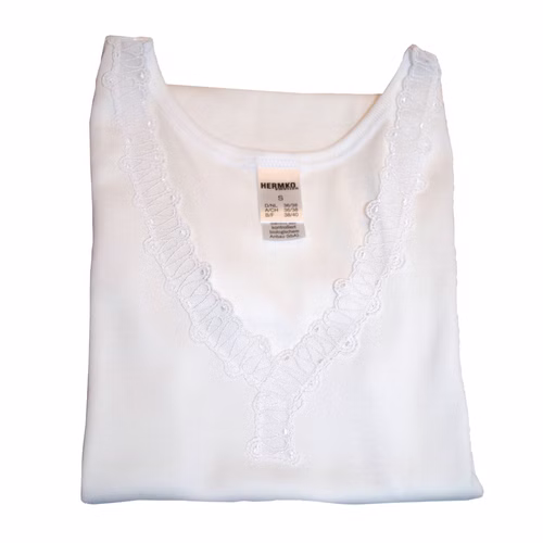 1732599-weiss-gelegt.jpg HERMKO 1732599 Damen Longshirt mit Spitzenabschluss am V-Ausschnitt
