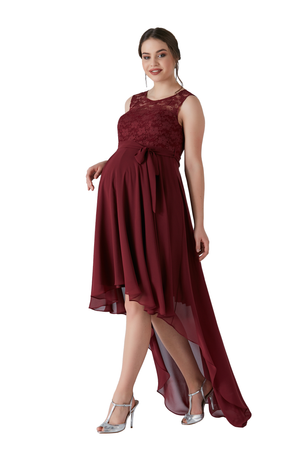 Bordeau Umstandskleid mit asymmetrischem Schnitt und Spitze