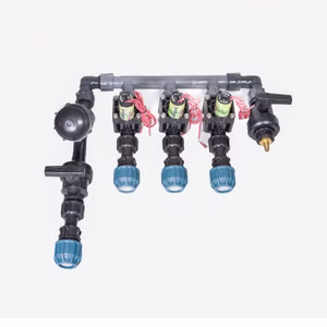 863---3er-verteiler.jpg Irritop 3x Kopfstation PE25 Ausgang, Verteiler für Bewässerung mit Hunter PGV 101 MMB Magnetventile, für Ø25mm PE-Rohr