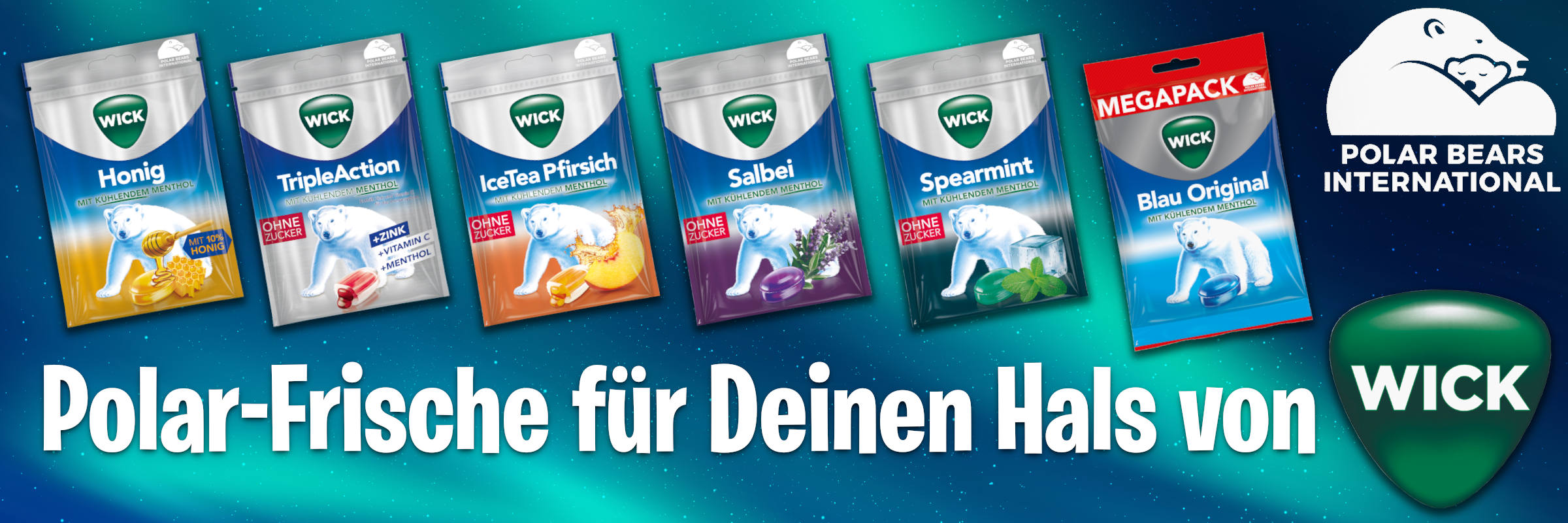 Zu den Hustenbonbons von Wick Werbebanner vor einem dunklen, polarlichtähnlichen Hintergrund mit sechs verschiedenen WICK-Halsbonbon-Beuteln in einer Reihe (Sorten: Honig, TripleAction, IceTea Pfirsich, Salbei, Spearmint und Megapack Blau Original). Auf den Verpackungen sind jeweils Eisbären abgebildet. Rechts oben befindet sich das Logo von „Polar Bears International“ sowie unten der Slogan „Polar-Frische für Deinen Hals von WICK“ neben dem grünen WICK-Markenlogo.