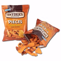 Snyders Pretzel Pieces Cheddar Cheese, Laugengebäck, 110g Beutel Snyders Pretzel Pieces Cheddar Cheese, Laugengebäck, 110g Beutel Bild 1