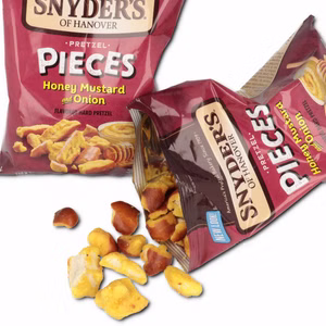 Snyders Pretzel Pieces Honey Mustard & Onion, Laugengebäck, 110g Beutel Bild 1