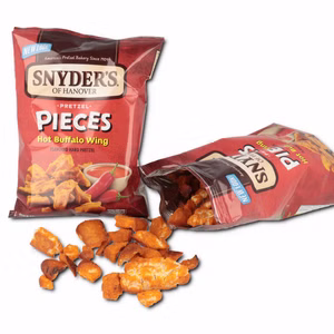 Snyders Pretzel Pieces Hot Buffalo Wing, Laugengebäck, 110g Beutel Bild 1