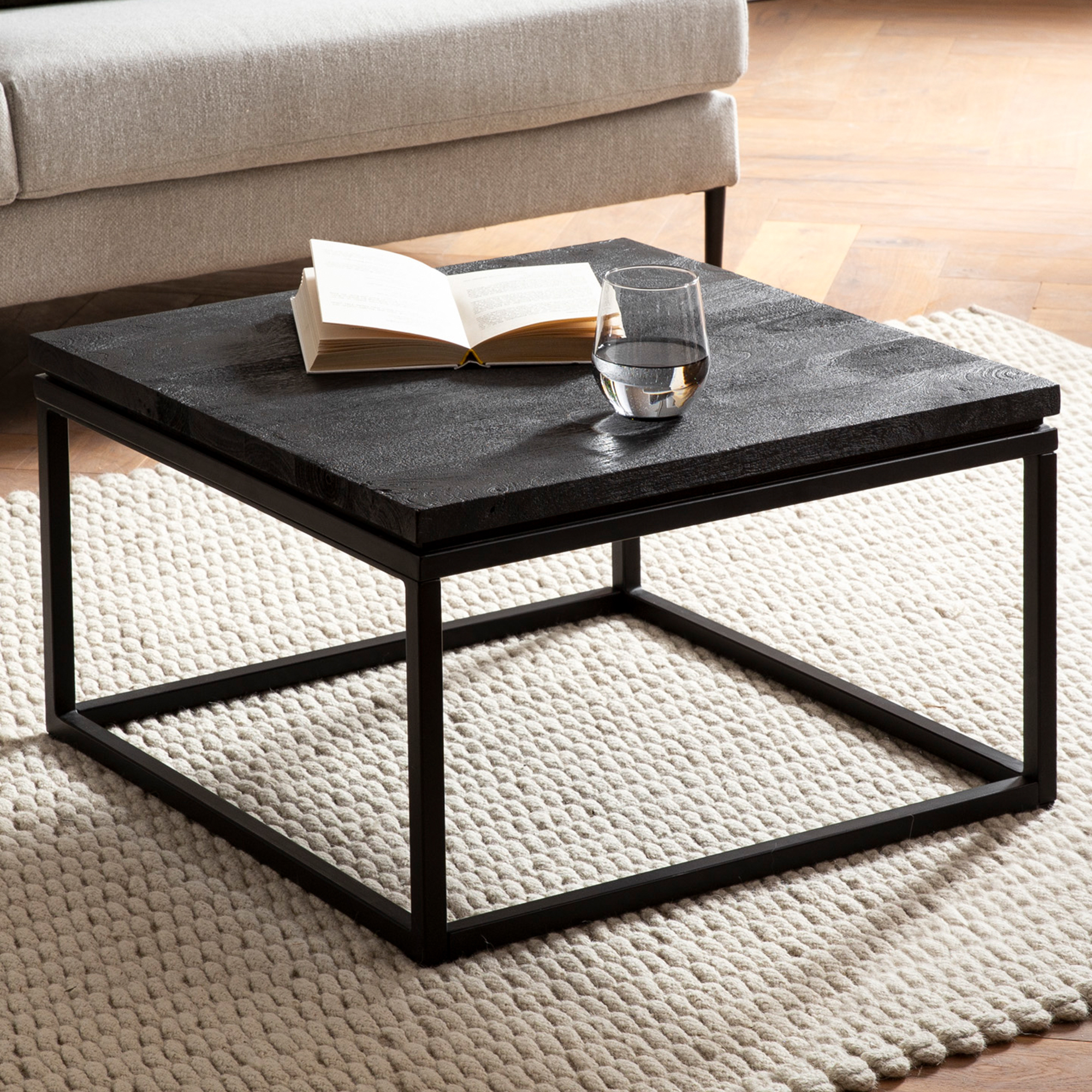 Couchtisch Massivholz schwarz Wohnzimmertisch Metallgestell Industrial Design – Ansicht 1