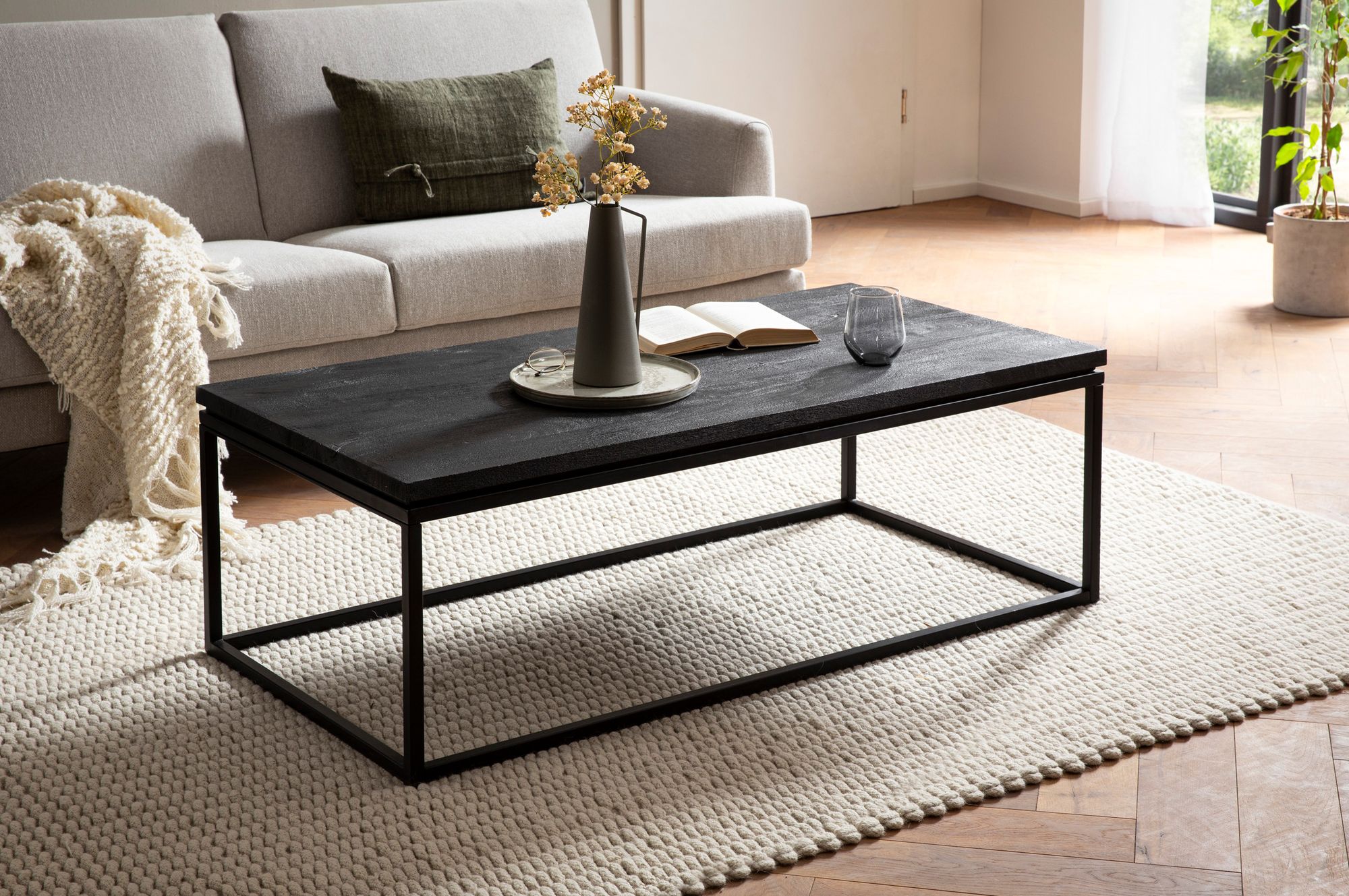 Couchtisch Massivholz schwarz Wohnzimmertisch Metallgestell Industrial Design – Ansicht 2