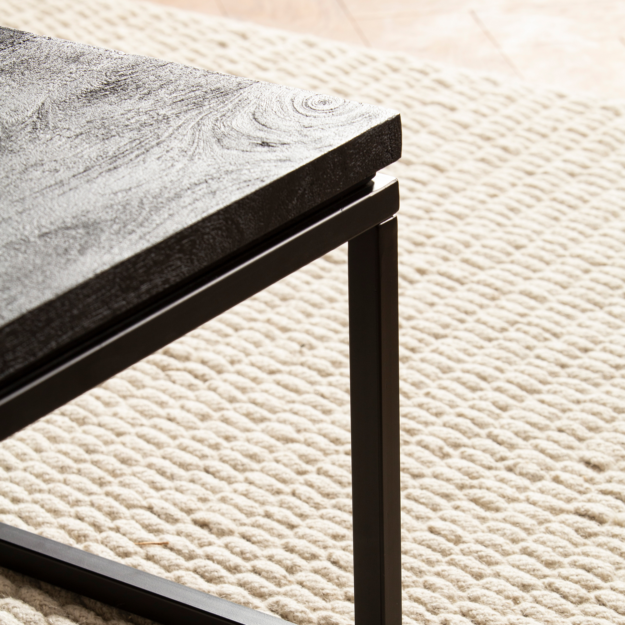 Couchtisch Massivholz schwarz Wohnzimmertisch Metallgestell Industrial Design – Ansicht 5