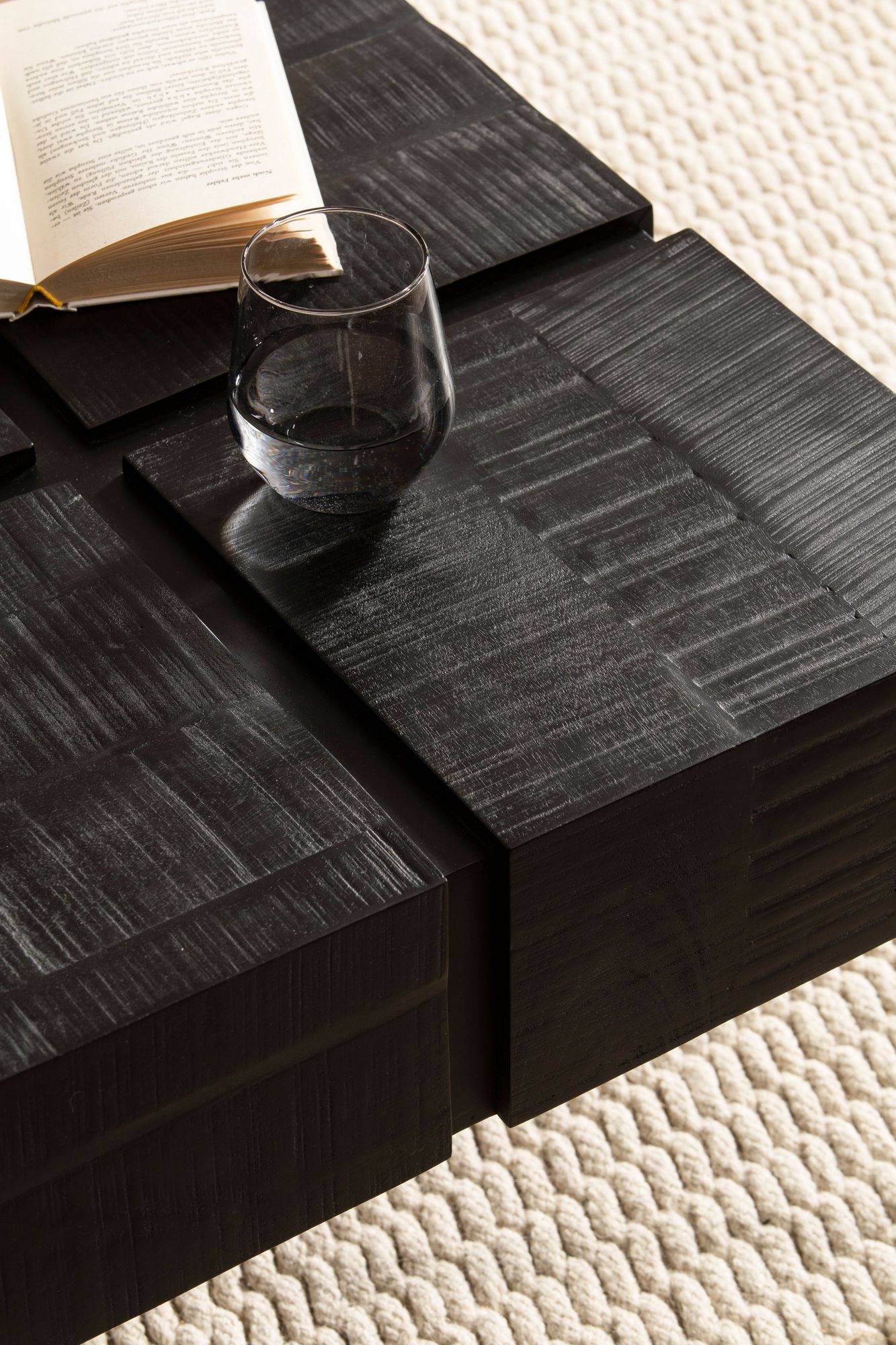 FineBuy Couchtisch Akazie Massivholz quadratisch 60x60 cm · moderner Wohnzimmertisch 4 Blocks · Design Tisch mit Metallbeinen im Industrial Cube Stil | Farbe: Schwarz