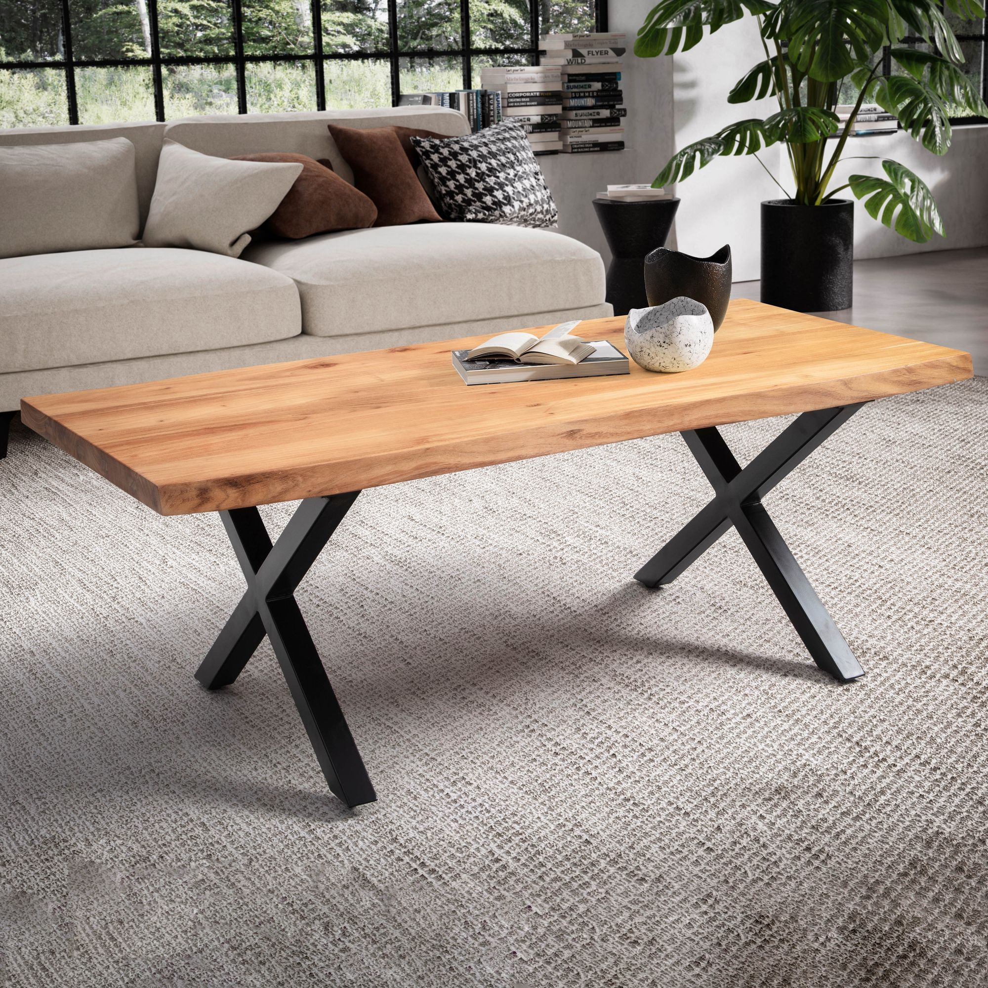 FineBuy Couchtisch Akazie Massivholz 120 cm rechteckig  · Wohnzimmertisch mit natürlicher Baumkante und schwarzem X-Gestell aus Metall · Handgefertigter Industrial Tisch
