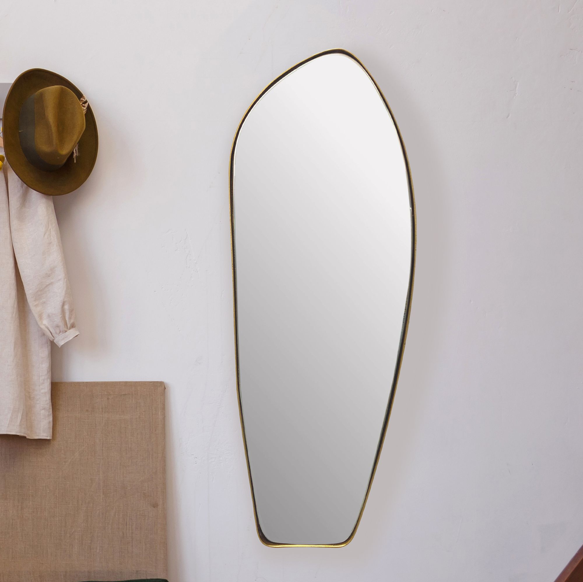 Design Wandspiegel organische Form 90 cm moderner Spiegel asymmetrisch gold – Ansicht 1