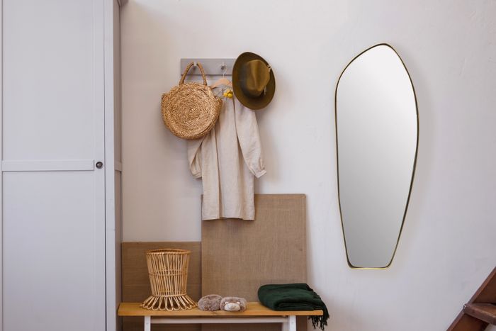 FineBuy Wandspiegel Asymmetrisch 33x90 cm Metall Design Hängespiegel Gold, Eisen Dekospiegel Unförmig mit Rahmen, Spiegel Wand Groß, Flurspiegel Länglich, Garderobenspiegel Modern