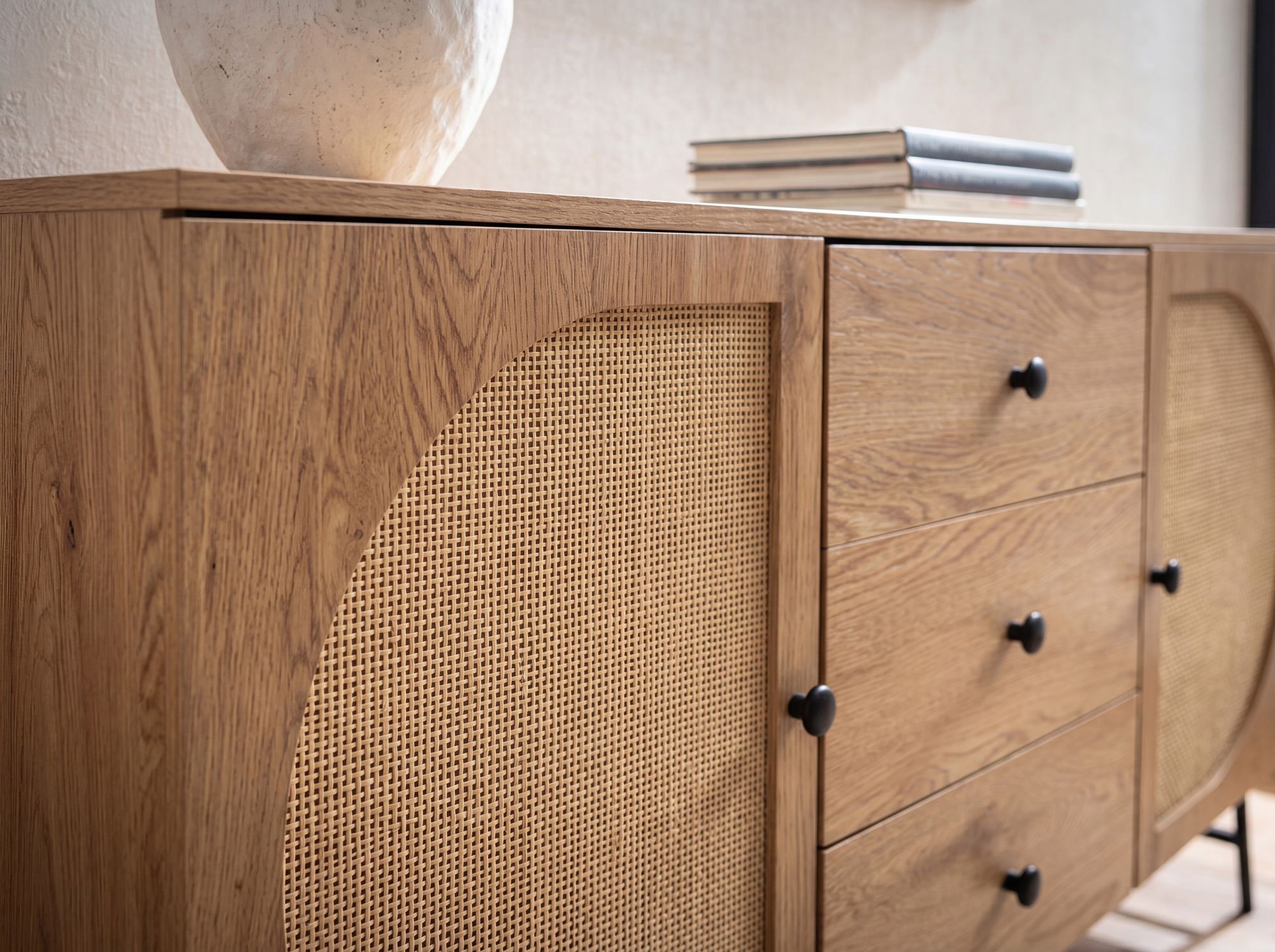 Sideboard in Eiche Dekor 140 cm Kommode mit 2 Türen & 3 Schubladen aus Wiener Rattan Geflecht Design – Ansicht 5