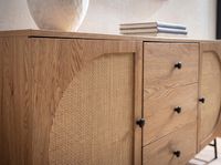 Sideboard in Eiche Dekor 140 cm Kommode mit 2 Türen & 3 Schubladen aus Wiener Rattan Geflecht Design – Ansicht 5