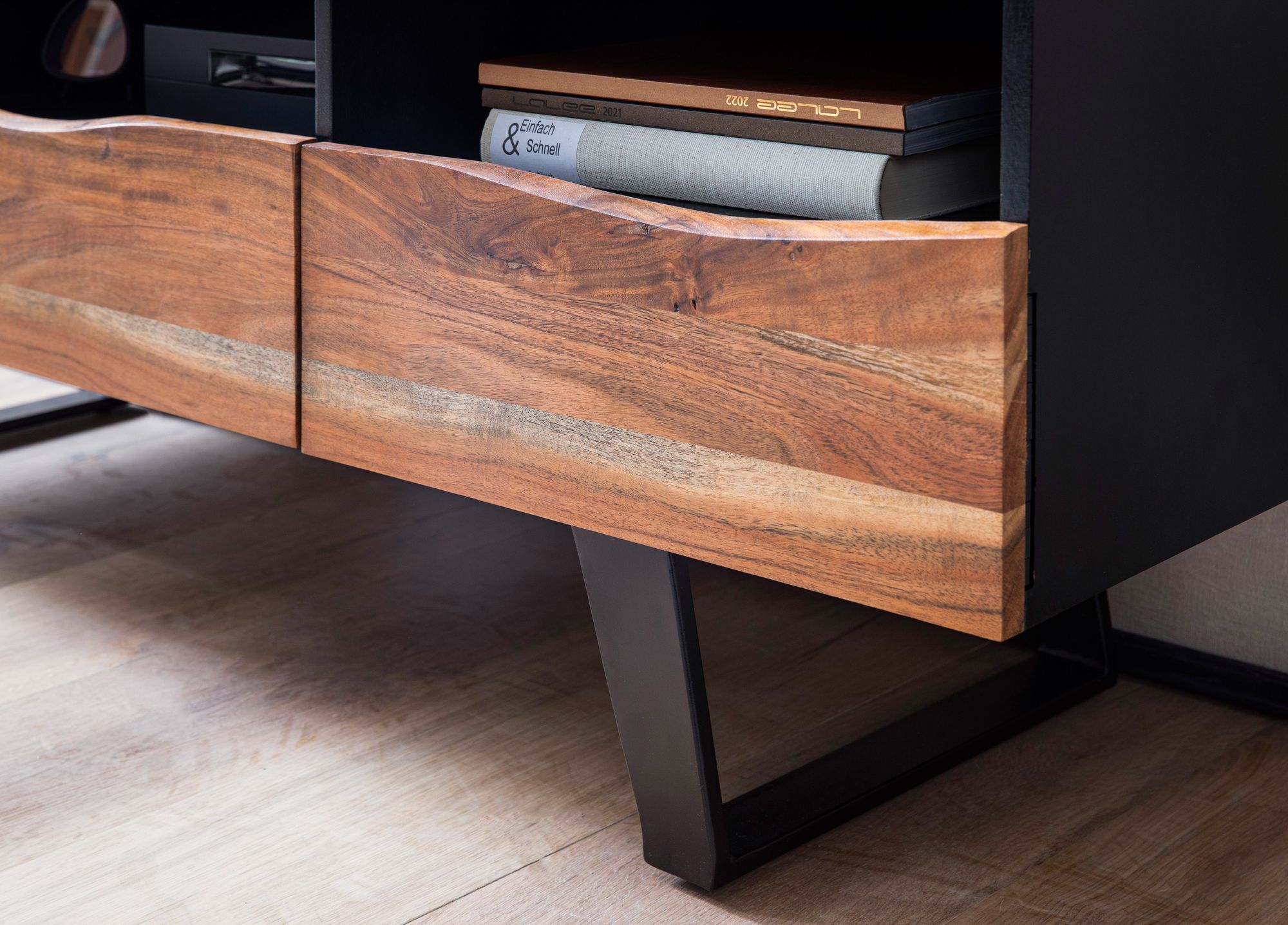 Massive TV-Board Kommode 140cm Akazie Massivholz Baumkante Lowboard Fernsehschrank – Ansicht 4