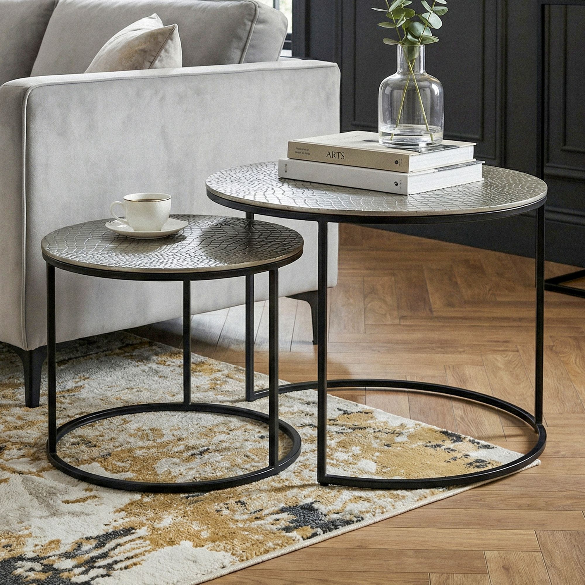 FineBuy Satztisch Metall 2er Set rund - Couchtisch Aluminium Tischplatten mit Muster - Beistelltisch Sofatisch Alu modern - Wohnzimmertisch Eisen Gestell Handmade | Farbe: Gold