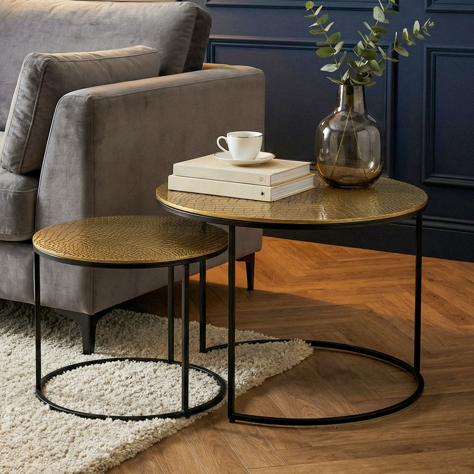 FineBuy Satztisch Metall 2er Set rund - Couchtisch Aluminium Tischplatten mit Muster - Beistelltisch Sofatisch Alu modern - Wohnzimmertisch Eisen Gestell Handmade | Farbe: Gold