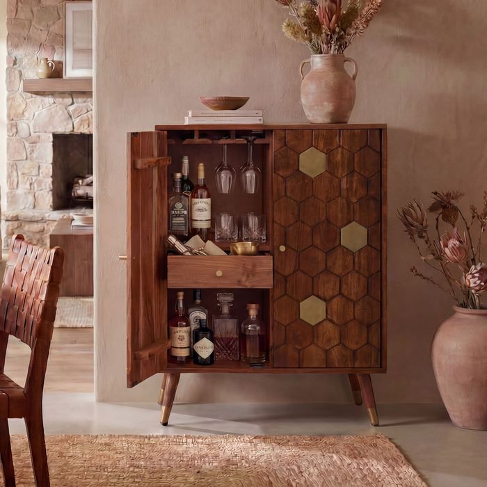 FineBuy Barschrank Akazie Massivholz 75x96cm Bar Möbel mit Waben Muster - Design Hausbar mit Türen - Weinschrank mit Glashalter - Getränkeschrank - Holz Bar Wohnzimmer Handmade