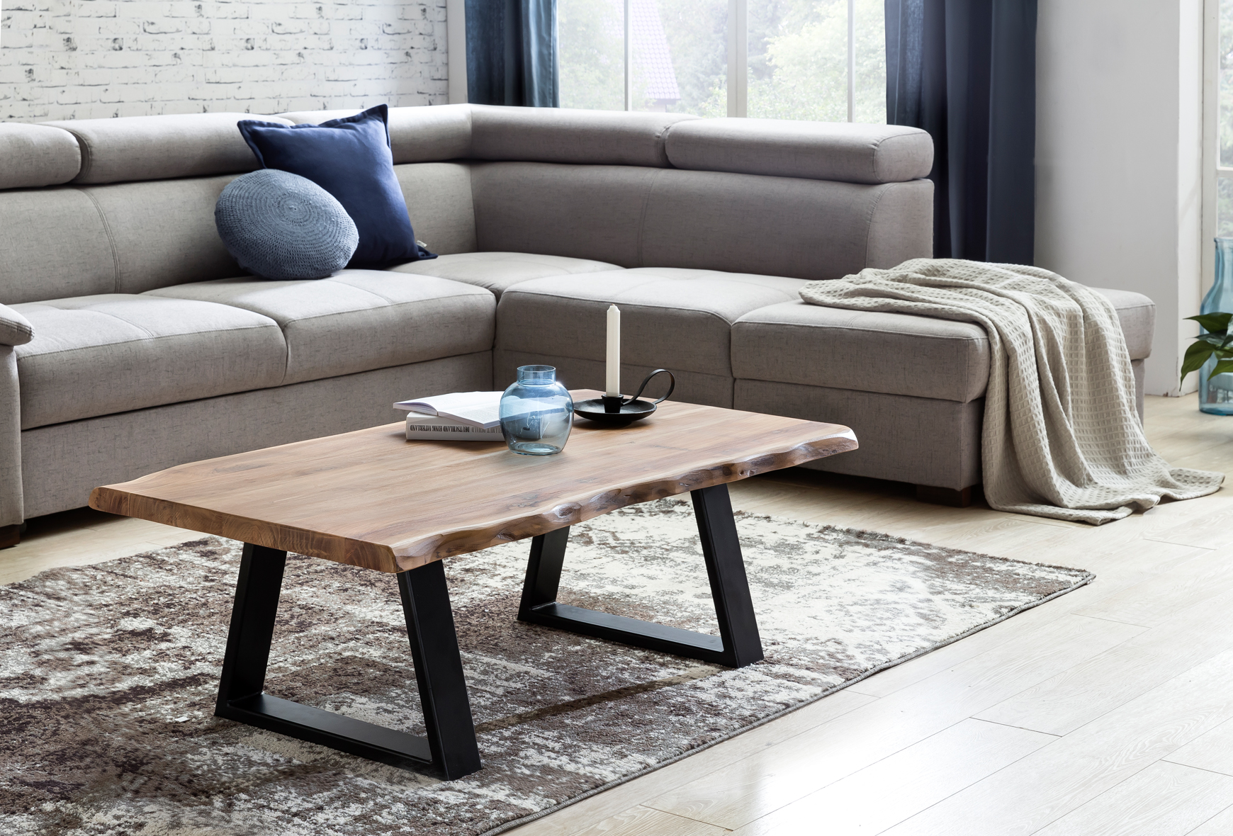 Couchtisch Akazie Massiv 115cm Rechteckiger Wohnzimmertisch Baumkante Metallkufe – Ansicht 2