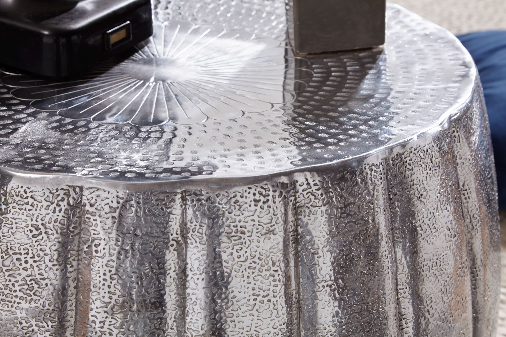 FineBuy Design Couchtisch rund 60 cm aus Metall - Handgefertigter Aluminium Wohnzimmertisch Hammerschlag - Orientalischer flacher Alu Sofatisch | Farbe: Gold FineBuy Design Couchtisch rund 60 cm aus Metall - Handgefertigter Aluminium Wohnzimmertisch Hammerschlag - Orientalischer flacher Alu Sofatisch | Farbe: Gold