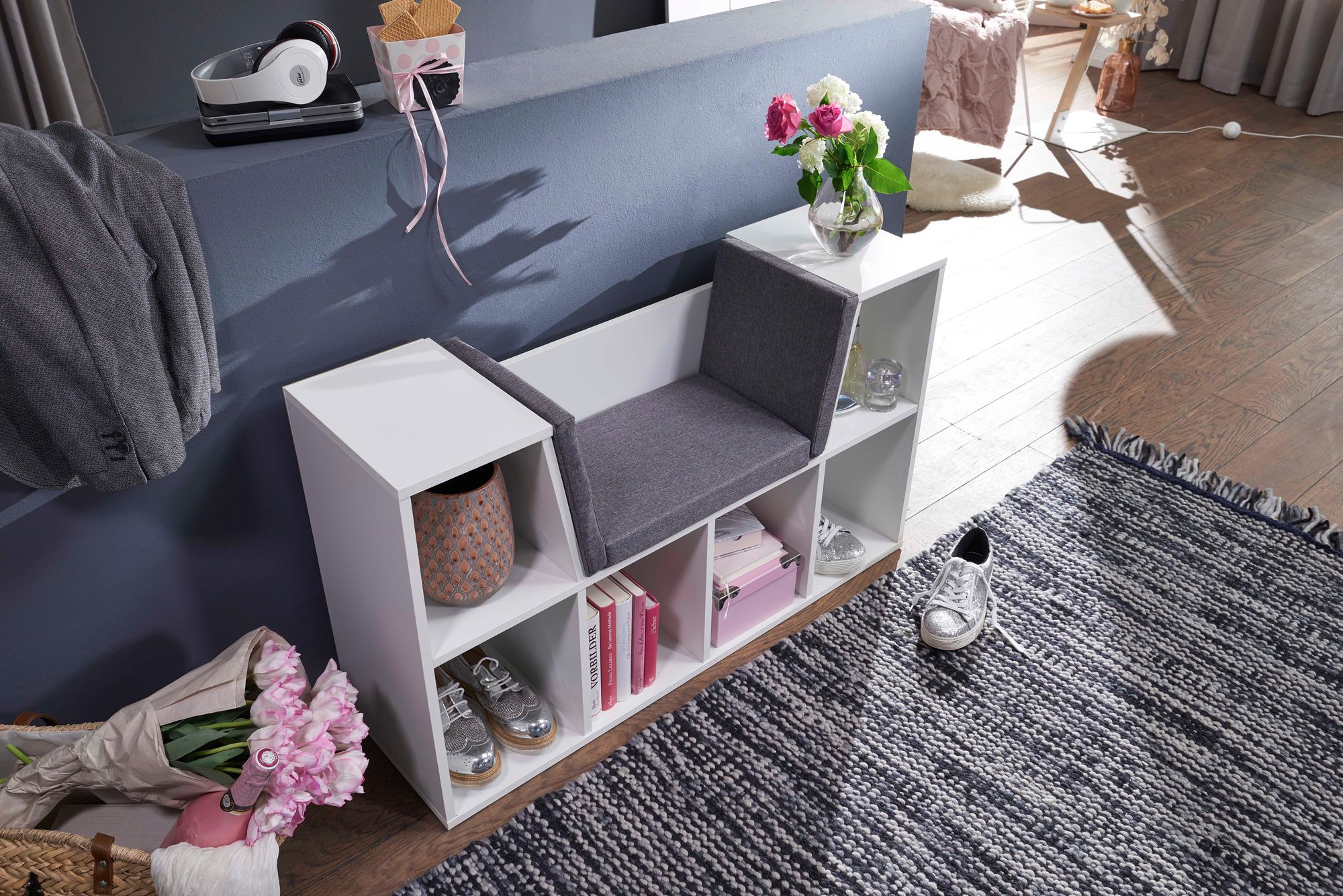 Sitzbank mit Stauraum Regal Weiß mit Sitzauflage in Grau Garderobe Standregal Garderobenbank – Ansicht 2