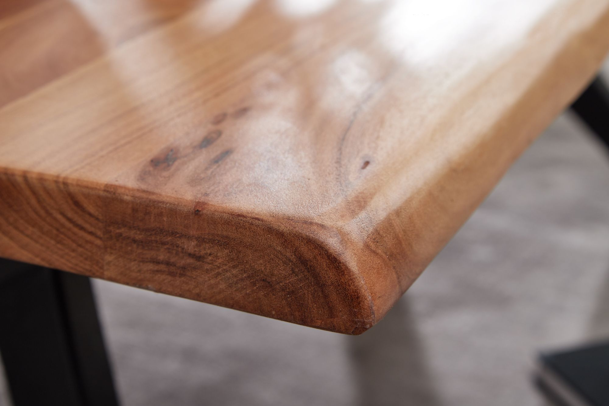 Couchtisch Akazie Massivholz 115cm Wohnzimmertisch Baumkante V-Gestell Schwarz – Ansicht 4
