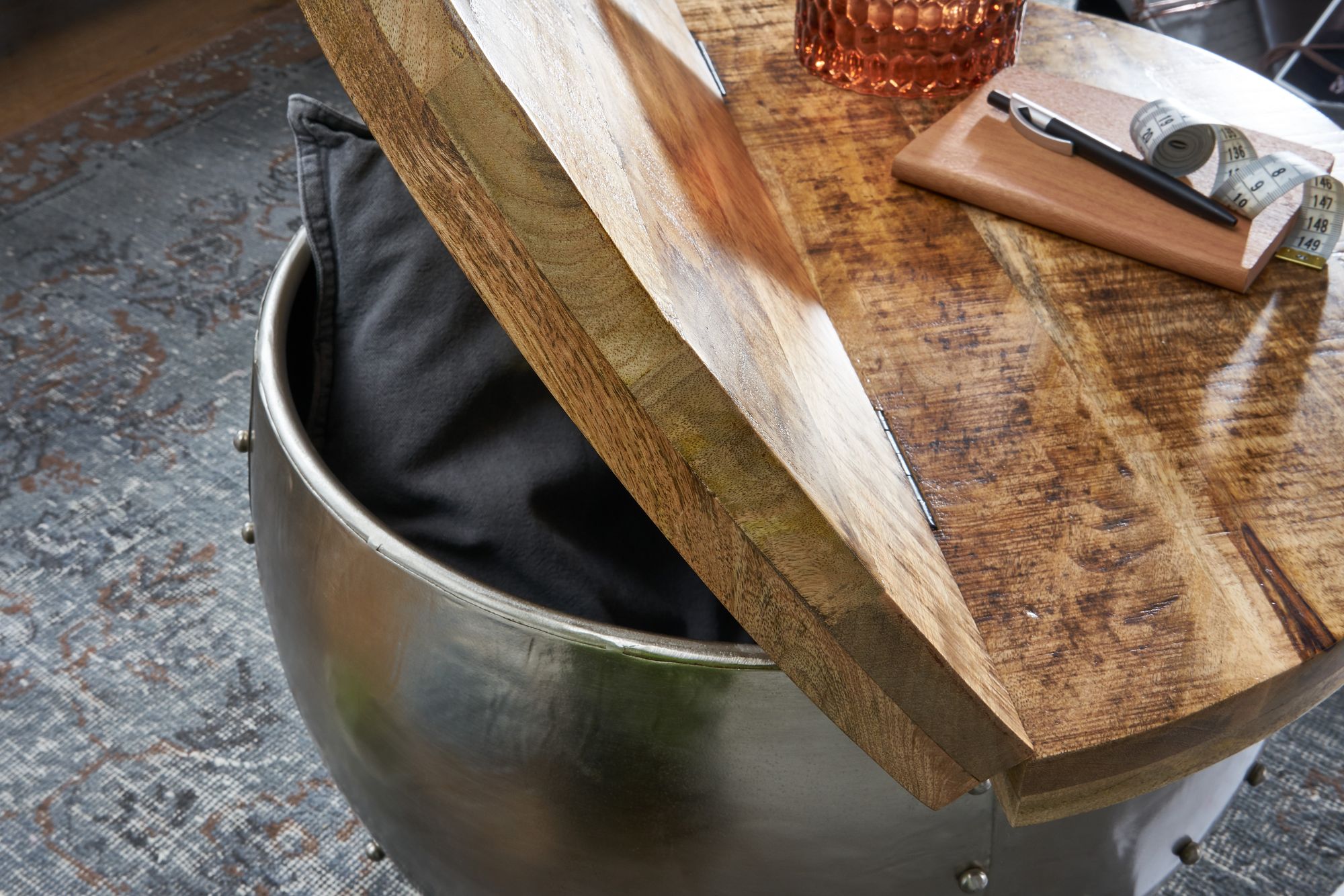 FineBuy Couchtisch Mango Massivholz / Metall 60x43x60 cm Industrial Style Rund, Design Wohnzimmertisch mit Stauraum, Moderner Loungetisch Sofatisch | Farbe: Silber FineBuy Couchtisch Mango Massivholz / Metall 60x43x60 cm Industrial Style Rund, Design Wohnzimmertisch mit Stauraum, Moderner Loungetisch Sofatisch | Farbe: Silber