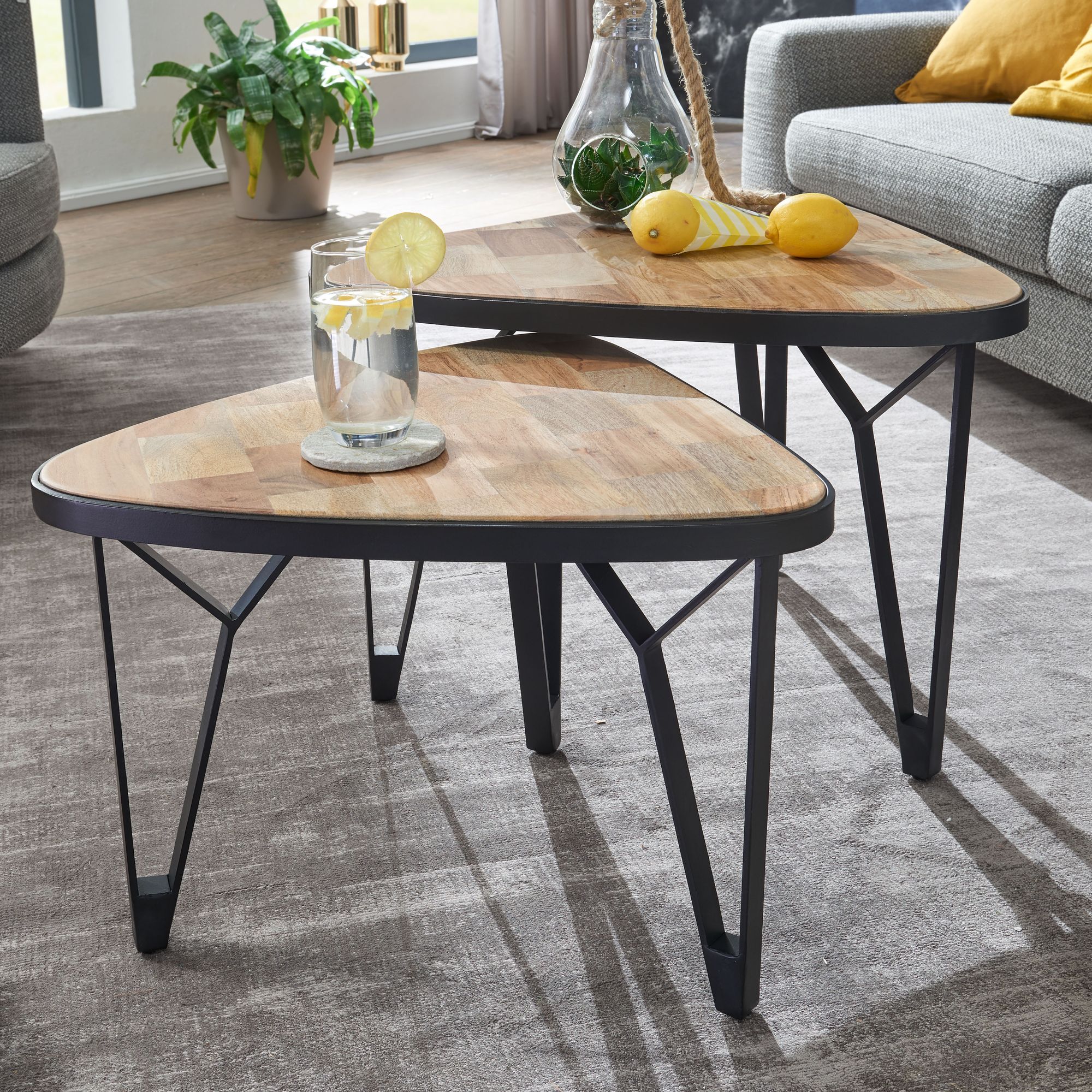 FineBuy Design Couchtisch 2er Set Mango / Akazie Massivholz Satztisch Dreieckig, Wohnzimmertisch Braun mit Metallbeine, Tischset 2-teilig Satztisch Holz / Metall Schwarz