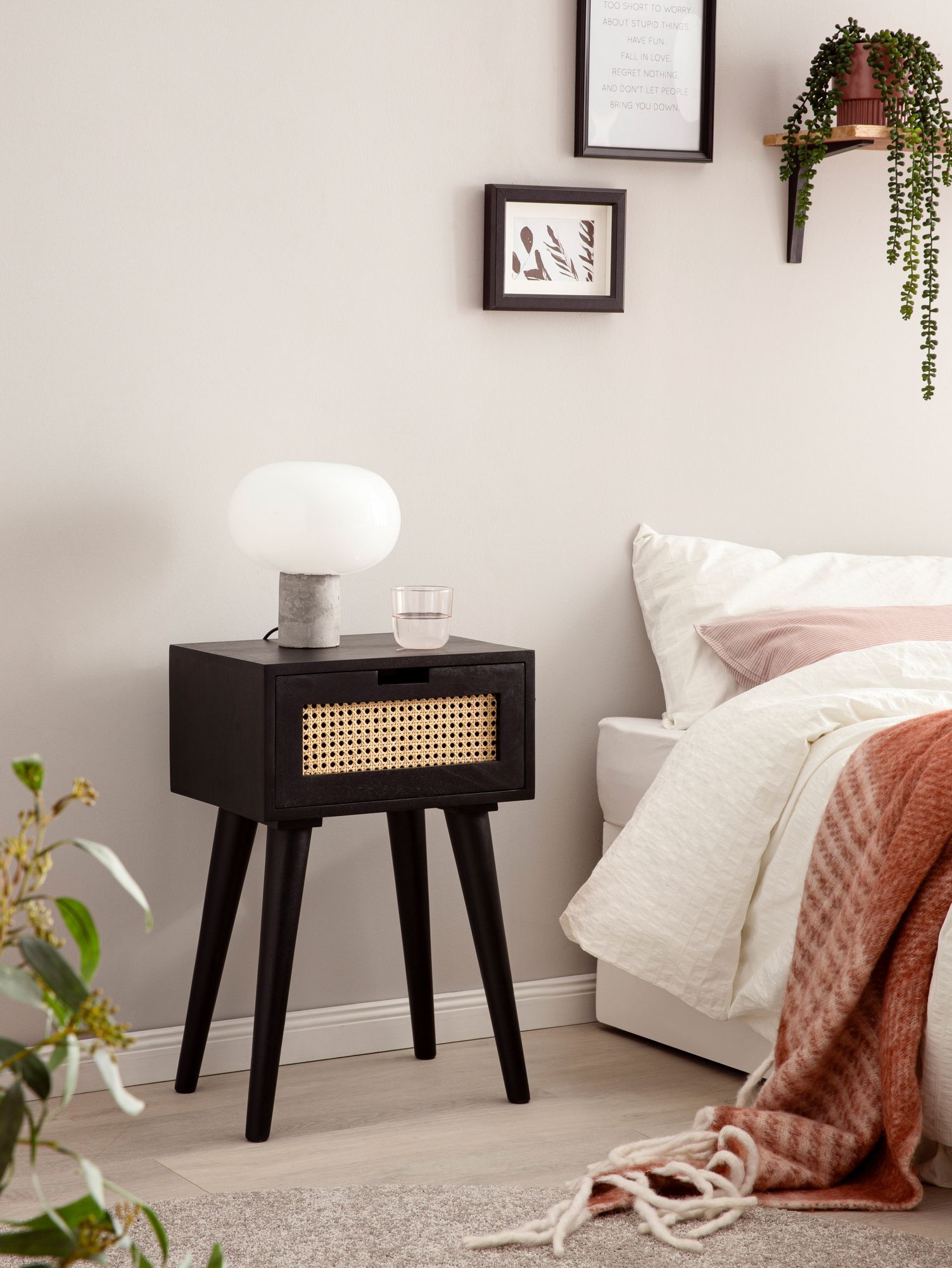 Nachtkonsole Massivholz Schwarz Rattan Schublade Nachttisch Nachtkästchen Boho – Ansicht 2
