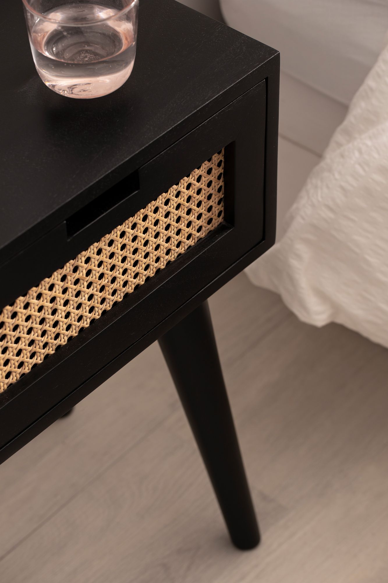 Nachtkonsole Massivholz Schwarz Rattan Schublade Nachttisch Nachtkästchen Boho – Ansicht 4