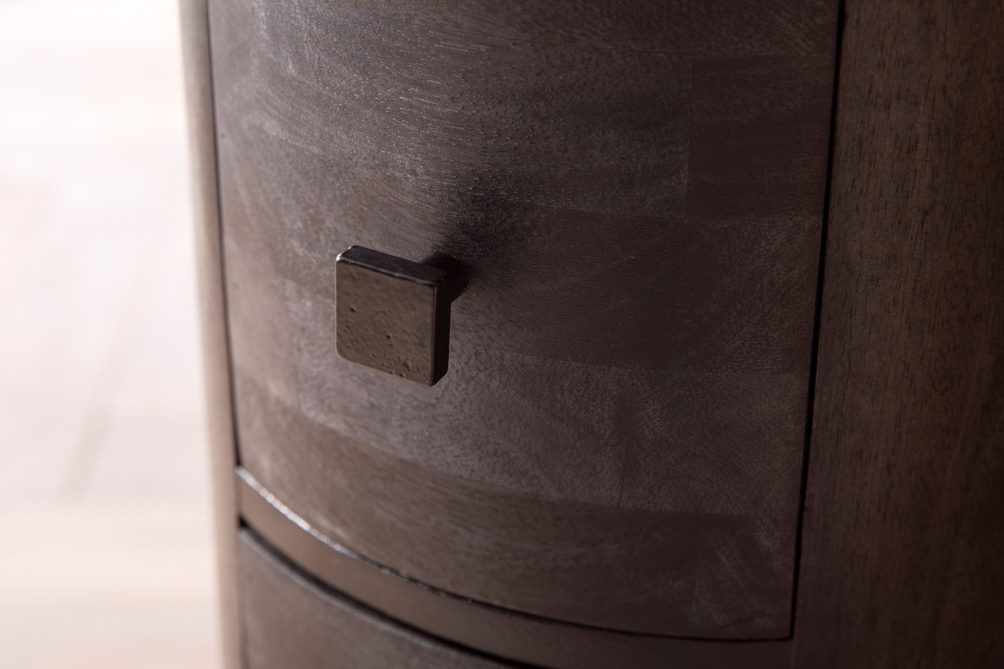 FineBuy Design Sideboard Mango Massivholz Schwarz, Schränkchen mit Schubladen, Schmaler Beistellschrank Massiv, Mini Kommode Rund | Farbe: Schwarz FineBuy Design Sideboard Mango Massivholz Schwarz, Schränkchen mit Schubladen, Schmaler Beistellschrank Massiv, Mini Kommode Rund | Farbe: Schwarz