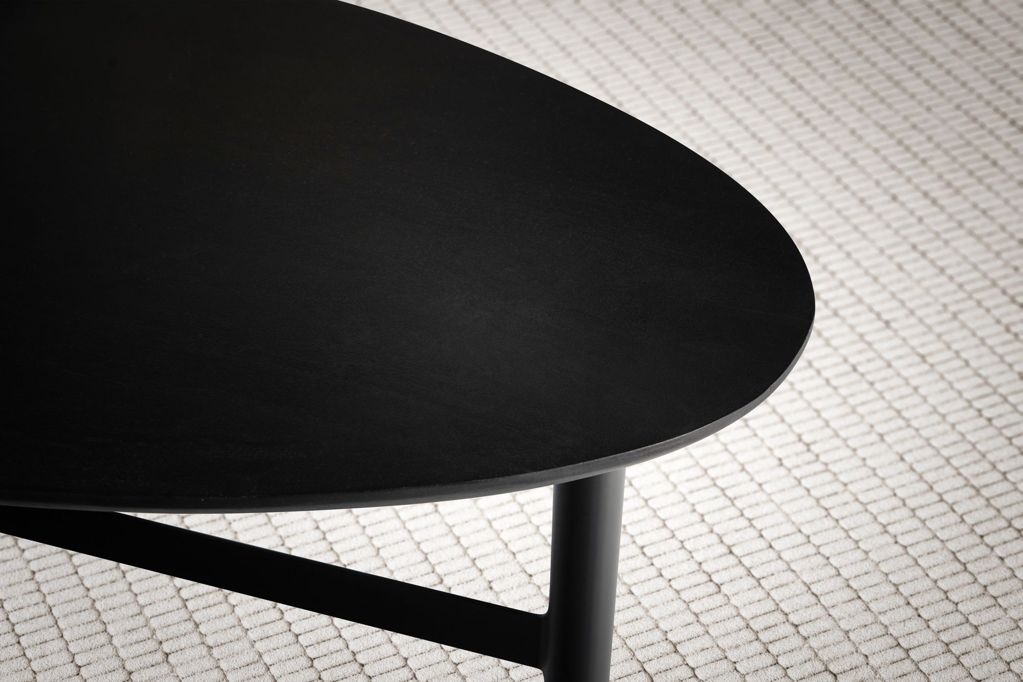 Couchtisch 80cm nierenförmig Massivholz schwarz Wohnzimmertisch Metallgestell – Ansicht 4