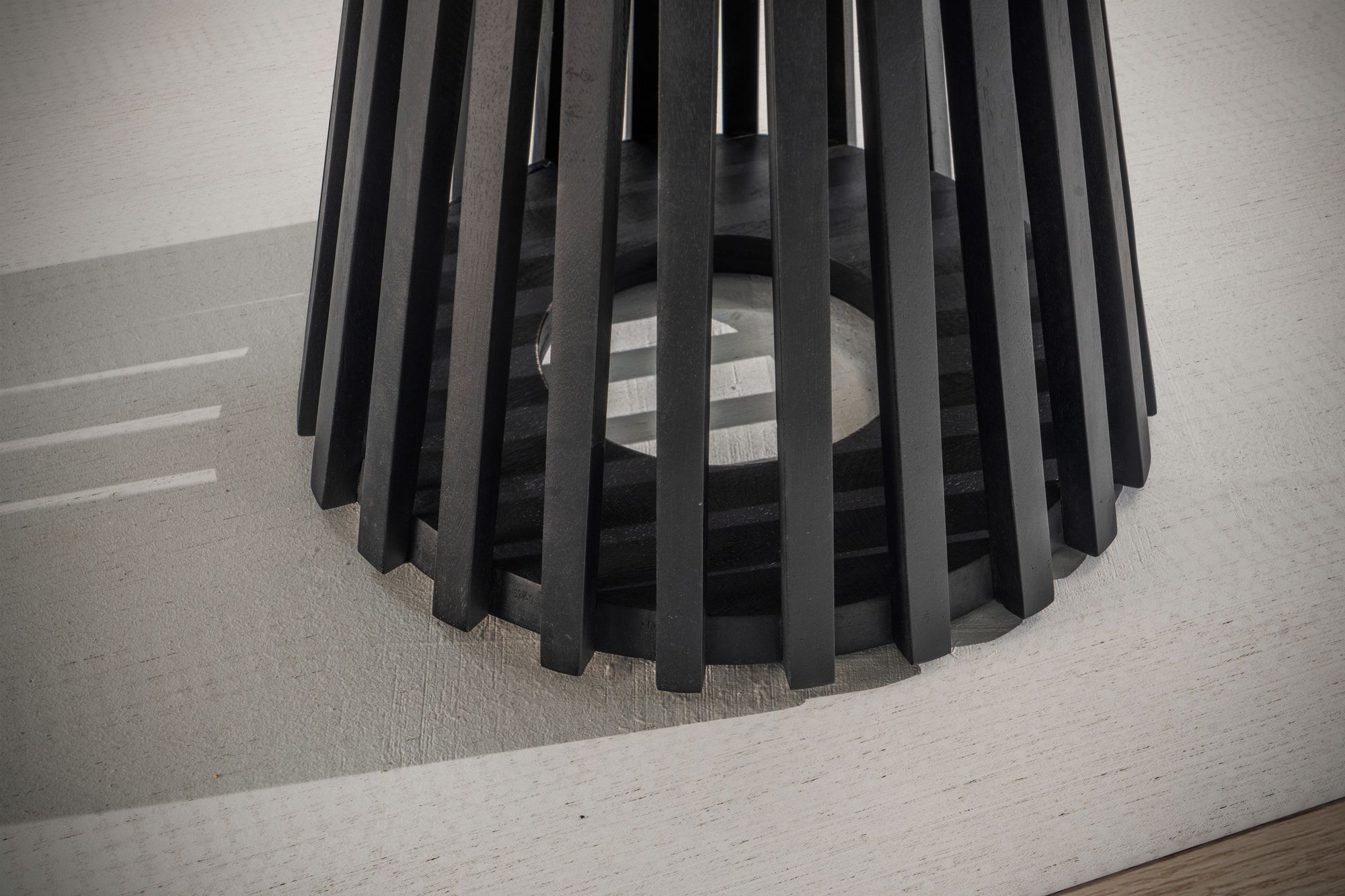 FineBuy Couchtisch Mango Massivholz rund Ø 60 cm Schwarz · Moderner Wohnzimmertisch mit offenem Gittergestell · Handgefertigter Sofatisch im Fächer Japandi Design aus Echtholz | Farbe: Schwarz