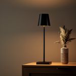LED Tischlampe MEIRA schwarz auf Kommode