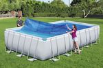 Solar Poolabdeckung 703 x 336 cm im Garten anbringen an Pool
