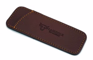 laguiole-en-aubrac-stecketui-leder-pca-braun-bis-9-cm.jpg Laguiole En Aubrac Stecketui Leder PCA braun bis 9 cm Vorderseite