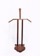 battle-merchant-holzstaender-fuer-lorica-segmentata-helm-etc.jpg Holzständer für Lorica Segmentata Helm etc. Vorderseite