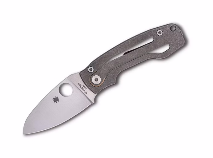 spyderco-pits-2-m398-slipit-ti-plainedge.jpg Spyderco Pits 2 M398 Slipit Ti PlainEdge – M398 Titan-Griff Grau Vorderseite