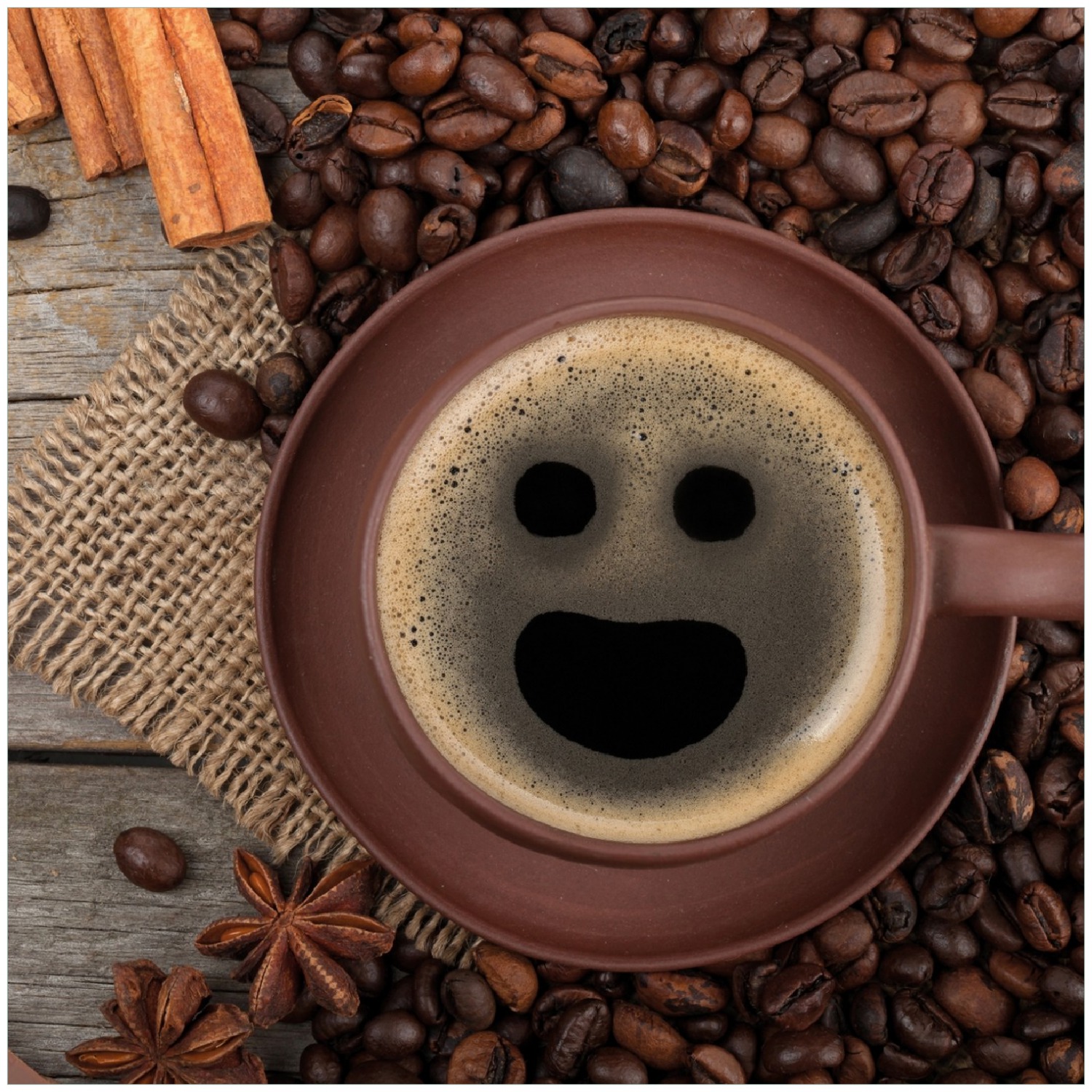 Glasbild Lustige Kaffeetasse mit einem Lächeln - Kaffeebohnen und Zimt