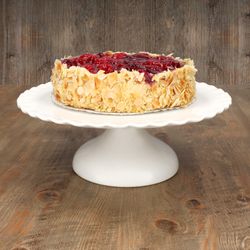 02-695-33-MamboCat-Maestro-Tortenplatte-auf-Fuss-30cm-Moodpicture-Himbeerkuchen.jpg Gloria Weiß Tortenplatte mit Fuß Ø30cm aus Keramik – 965/30_Bild_2