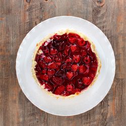 05-695-33-MamboCat-Maestro-Tortenplatte-auf-Fuss-30cm-Himbeerkuchen-Draufsicht.jpg Gloria Weiß Tortenplatte mit Fuß Ø30cm aus Keramik – 965/30_Bild_4