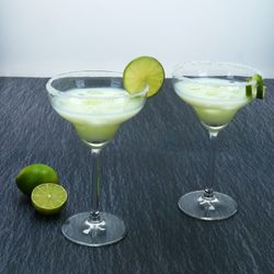 05-016109-Royal-Leerdam-Margarita-Glaeser-30cl-Ambientebild-Dunkel-Steinoptik.jpg 4er Set MARGARITA Gläser 30cl - 016109_Bild_5