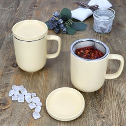 03-406917-Ritzenhoff-und-Breker-Jasper-Vanille-Teebecher-3tlg-2er-Set-Ambientebild.jpg 2er Set Jasper Vanille Teebecher mit Deckel & Sieb aus Steingut - 406917_Bild_3