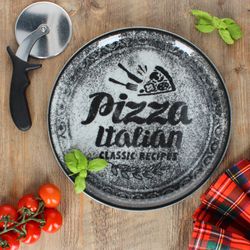04-ZREC02-Saturnia-Pizzateller-schwarz-31cm-Ambientebild.jpg 2er Set Pizzateller ROT & SCHWARZ 31cm - 1x ZREC02 & 1x ZREC04_Bild_4